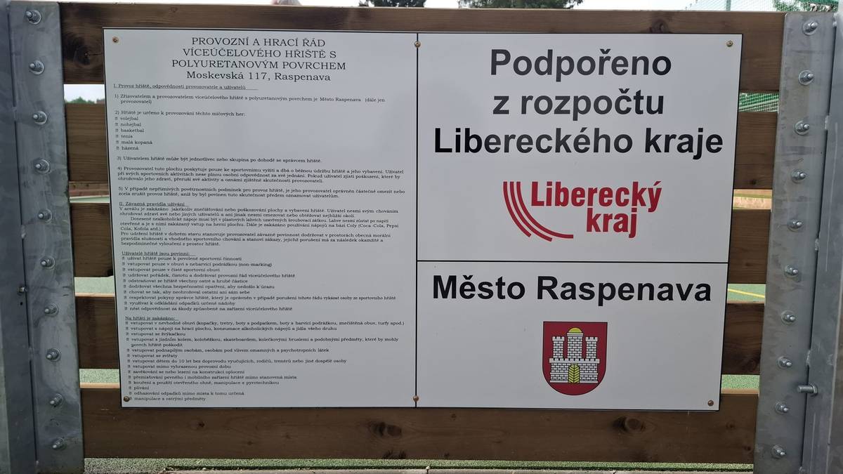 Již nějakou dobu máme v užívání naše nové "školní" hřiště a nyní jej máme doladěné i s ohledem na navazující terénní úpravy a doplňky a nezbytnosti týkající provozní dokumentace. Jak jsme již informovali, dlužili jsme si slavnostní otevření, to se uskutečnilo dnes za účasti zejména žáků naší školy. První oficiální duel školních družstev v "malé kopané" skončil smírně. Více v galerii naší školy = https://eu.zonerama.com/skolaraspenava/Album/15602601?secret=ww00TFfh7601LCn911f3P75a1.  Projekt byl podpořen z rozpočtu Libereckého kraje - programu PODPORA SPORTOVNÍ INFRASTRUKTURY V LIBERECKÉM KRAJI 2025. Akce zahrnovala stavbu sportovního areálu, jehož součásti tvoří víceúčelové hřiště s využitím pro míčové hry (volejbal, nohejbal, malá kopaná, basketbal a jiné), běžecké dráhy a doskočiště pro skok daleký.