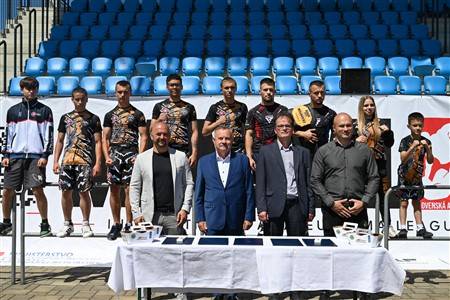 Mesto Martin, Slovenský zväz MMA, Stredná odborná škola polytechnická Martin a White Dragons Club Martin spojili sily v boji proti šikane, drogám a ďalším problémom, ktoré môžu ohroziť mladých. Práve preto spoločne podpísali memorandum o dlhodobej spolupráci pod heslom „Športom proti šikane a adrenalínom proti drogám.“