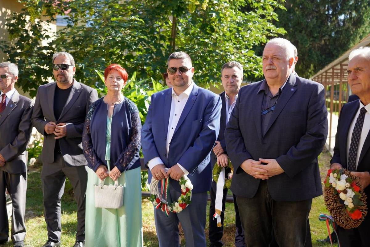 Včera sme oslávili 65. výročie Základnej školy Mateja Korvína. Oslavy sa začali kladením vencov na školskom dvore a pokračovali v Mestskom kultúrnom stredisku Anny Adamis, kde bývalí riaditelia školy a pedagogickí zamestnanci na dôchodku prevzali ako poďakovanie malú pozornosť a pamätný list.