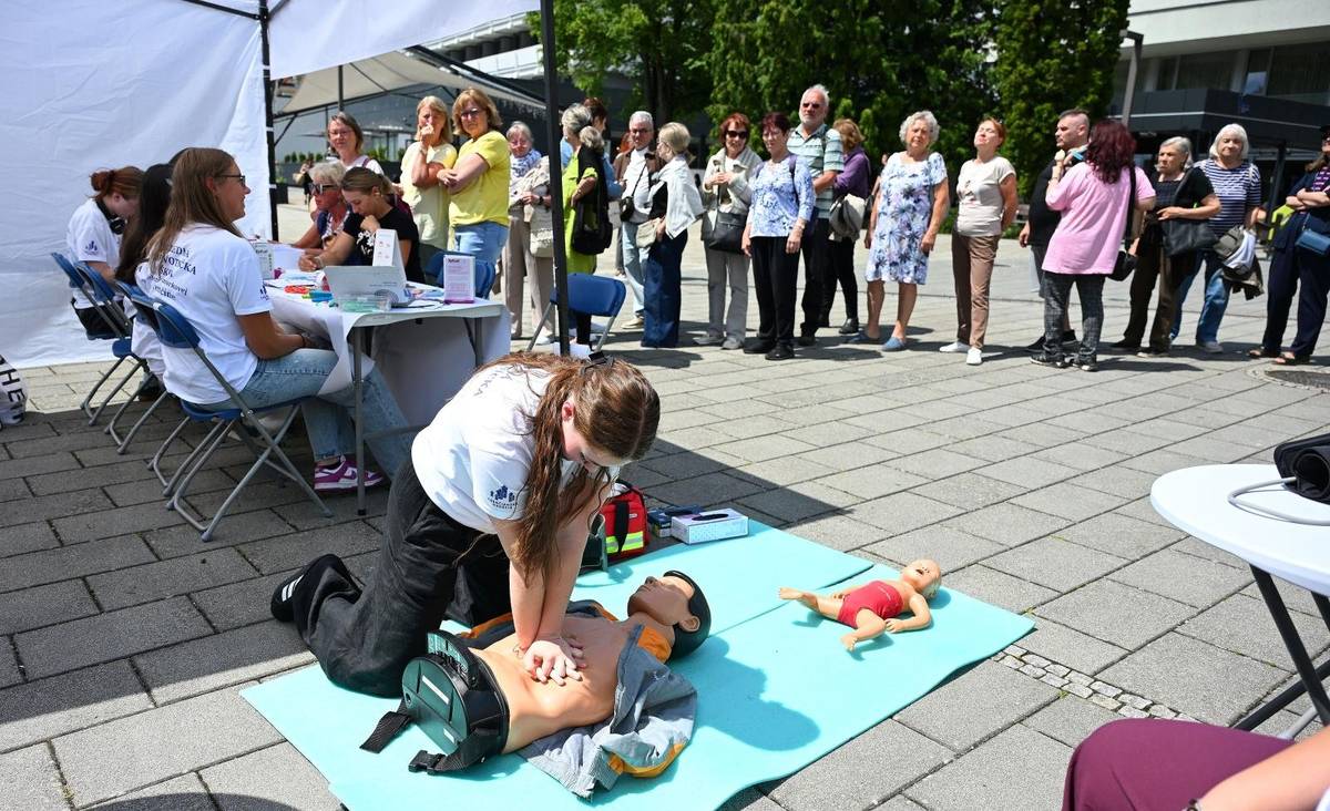 Šestnásty ročník obľúbeného podujatia Deň zdravia sa niesol v znamení prevencie, osvety a dobrej nálady. Počas júnovej soboty zaplnili Kúpeľné námestie v Trenčianskych Tepliciach stovky návštevníkov – miestnych obyvateľov aj kúpeľných hostí, ktorých prilákal pestrý program pre všetky generácie plný atrakcií, odborných meraní, ukážok a zaujímavých diskusií.  Jedným z hlavných lákadiel bola road show iniciatívy Nie rakovine na čele s Patrikom Hermanom a vyliečenými onkologickými pacientmi. Veľkú pozornosť pútalo aj nafukovacie črevo, v ktorom Herman návštevníkom priblížil riziká ochorení, ako sú rakovina hrubého čreva či Crohnova choroba, a zdôraznil význam prevencie. Počas celého popoludnia mali návštevníci možnosť absolvovať rôzne zdravotné vyšetrenia a konzultácie. Svoje stanovištia pripravili Všeobecná zdravotná poisťovňa, Regionálny úrad verejného zdravotníctva, Stredná zdravotnícka škola v Trenčíne aj Spoločnosť alternatívnej medicíny. Záujemcovia si mohli nechať zmerať krvný tlak, hladinu cukru v krvi či cholesterol, vyskúšať si základy prvej pomoci alebo sa oboznámiť s akupresúrou. Veľkému záujmu sa tešili najmä merania telesných hodnôt, výživové poradenstvo, preventívne programy a interaktívne aktivity pre deti aj dospelých. Nechýbal ani Zdravý trh, ktorý ponúkol produkty podporujúce zdravý životný štýl. Program otvorili deti energickou Zumbou pod vedením Silvie Havelkovej. Následne sa na pódiu vystriedali viacerí odborníci a hostia so zaujímavými prednáškami z oblasti zdravia a životného štýlu. Kultúrny program obohatilo aj hudobné vystúpenie skupiny Dríst a podujatie uzavrela tradičná tombola z cenami, ktorými prispeli trhovníci zo Zdravého trhu. Podujatie svojou návštevou poctil aj predseda Trenčianskeho samosprávneho kraja Jaroslav Baška, ktorý vo svojom príhovore ocenil prácu primátorky Zuzany Frajkovej Ďurmekovej, jej zásluhu na rozvoji mesta Trenčianske Teplice a aj prínos k organizácii kultúrnych a spoločenských podujatí v meste a spoločne s primátorkou vyjadrili vďaku zakladateľke myšlienky Dňa zdravia Melánii Rabine Ružičkovej. Projekt bol realizovaný vďaka finančnej podpore Trenčianskeho samosprávneho kraja.
