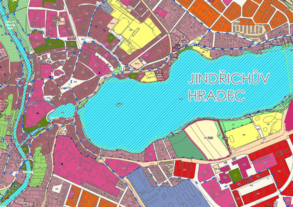 30. června 2025 se konalo veřejné projednání návrhu Změny č. 2 územního plánu Jindřichův Hradec (dále jen „návrh Změny č. 2“). Na základě projednání došlo k podstatné úpravě návrhu, proto bude veřejnosti představen upravený návrh Změny č. 2, do něhož byly zapracovány podané připomínky a stanoviska dotčených orgánů. Opakované veřejné projednání návrhu Změny č. 2 se bude konat ve čtvrtek 2. 7. 2026 v 17.00 hodin v zasedací místnosti Městského úřadu, Klášterská 135, J. Hradec, dveře č. 003.