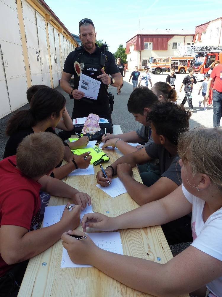 Strážníci Městské policie Jindřichův Hradec se kromě své služby pravidelně věnují také preventivní a osvětové činnosti. Ve čtvrtek 18. června se vrchní strážník Vladimír Hřebíček a jeho zástupce Leoš Městecký zapojili do preventivní akce pro žáky Mateřské školy, Základní školy a Praktické školy Jindřichův Hradec, která se uskutečnila v areálu profesionálních hasičů.
