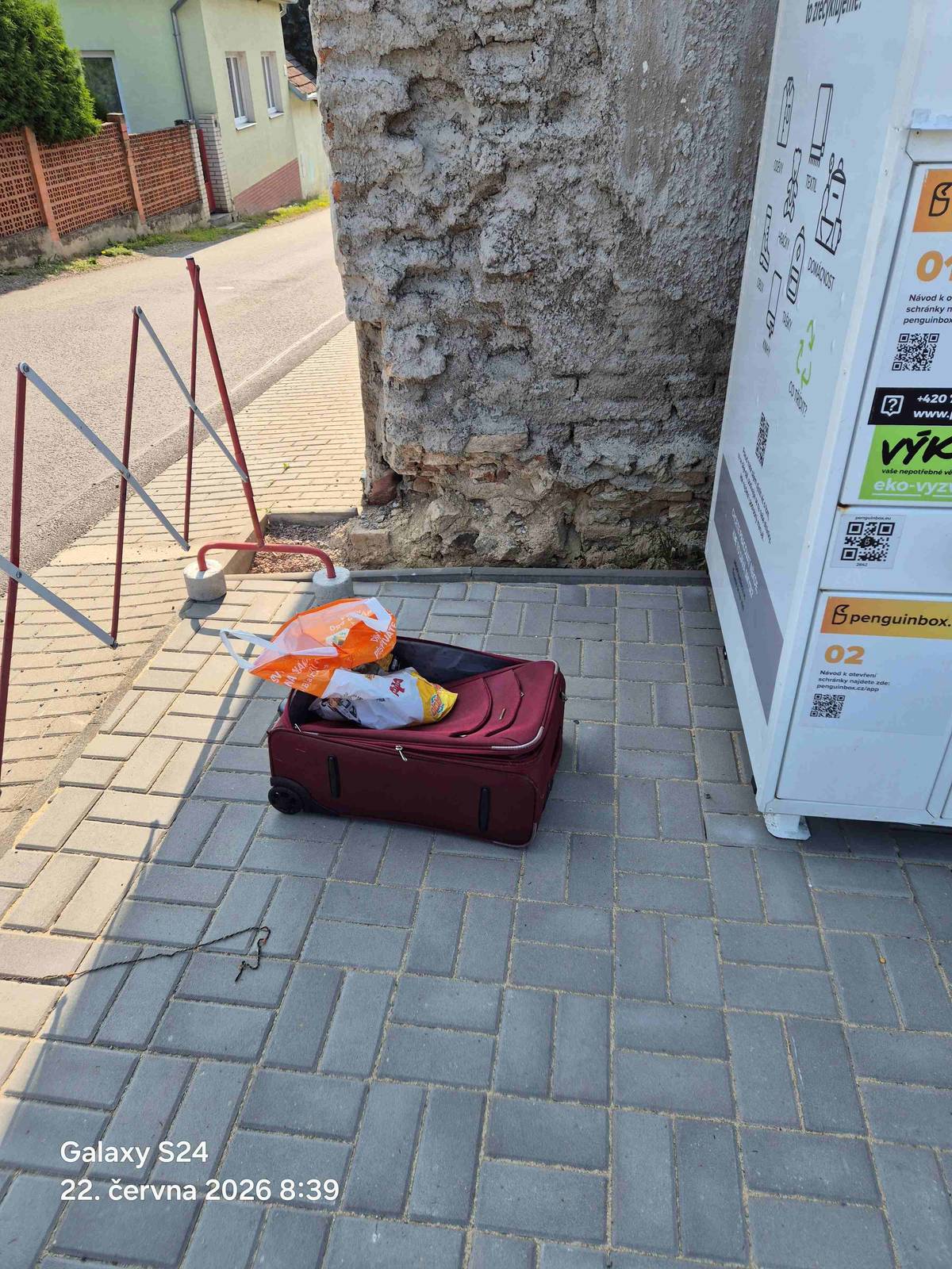 Opět se u kontejnerů objevil odpad, který v tomto prostoru nemá co dělat, patří do velkoobjemových kontejnerů nebo do komunálního odpadu. Připomínám, že prostor, kde jsou kontejnery umístěny není RE-USE centrum, a odpad ukládali do patříčných kontejnerů a nenechávali jej volně. Pokud má někdo potřebu nabídnout tyto věci, ať tedy tyto věci nabídne sám a nedělá nepořáek u kontejnerů. Josef Hemzal, starosta