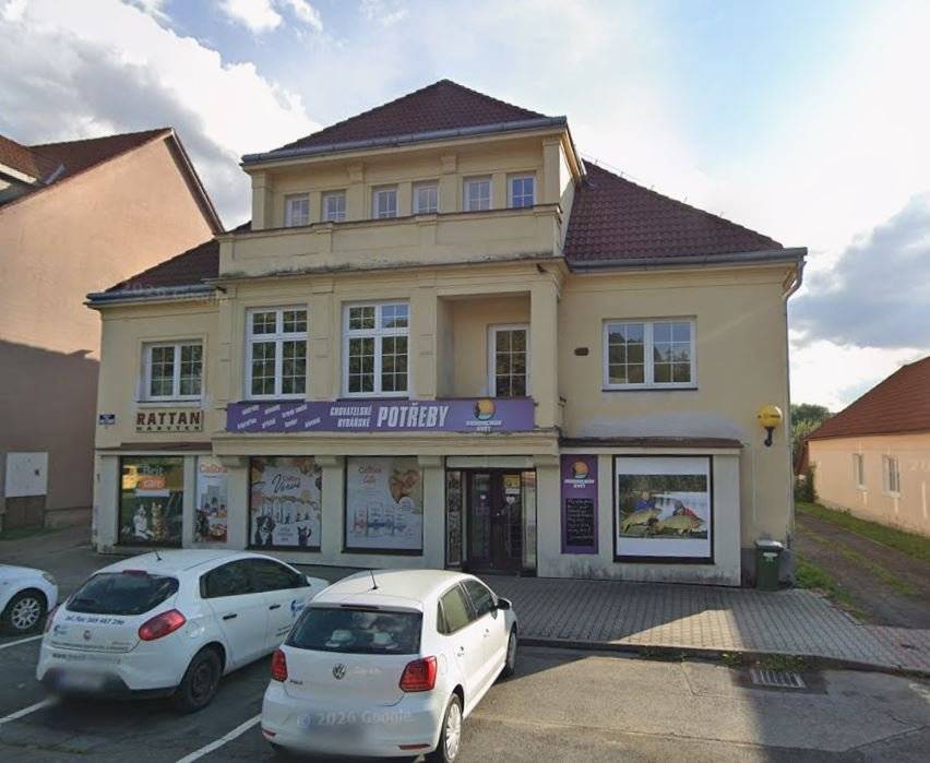 Na adrese náměstí MUDr. J. Svobody 30 ve Zruči nad Sázavou probíhá výprodej vybavení z provozovny. K dispozici jsou různé předměty a nábytek za symbolické ceny.  Cena zboží: 5 Kč až 100 Kč Některé kusy nábytku jsou zdarma Prodej probíhá pouze na základě dohody většinou ve dnech čtvrtek až neděle.  📞 Telefon: 608 064 788 📧 E-mail: bedrich.burianek@seznam.cz Zájemci mohou kontaktovat prodejce telefonicky nebo e-mailem a domluvit si převzetí.