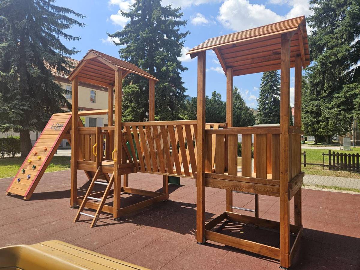 Hnúšťa, 19.6.2026 - Na hnúšťanskom námestí pribudla nová herná zostava, ktorá bude slúžiť najmä našim najmenším obyvateľom. Deti sa tak môžu tešiť na nové možnosti pohybu, hry a trávenia voľného času v centre mesta.