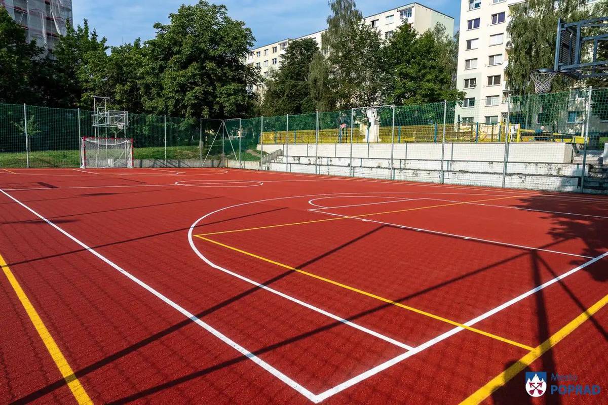 Mesto Poprad zrealizovalo opravu multifunkčného ihriska na Tomášikovej ulici, vďaka ktorej sa zlepšili podmienky pre všetkých športových nadšencov. V rámci obnovy sa opravil povrch ihriska, nanovo vyznačili čiary pre basketbal a malý futbal, vymenili ochranné siete okolo ihriska, osadili nové futbalové bránky, doplnili nové siete na futbalové bránky a basketbalové obruče, opravila vstupná brána na ihrisko.  „Na podnet pána primátora sa uskutočnila oprava tohto multifunkčného ihriska. Športovisko bolo už v havarijnom stave, keďže je nepretržite využívané od roku 2014. Vďaka realizovaným opravám sa podarilo predĺžiť jeho životnosť a zvýšiť bezpečnosť pre všetkých používateľov,“ povedal správca ihriska Július Mihálik.  „Som rád, že sa nám podarilo obnoviť ďalšie športovisko, ktoré bude opäť bezpečne slúžiť všetkým, ktorí majú radi šport. Verím, že ihrisko bude miestom plným pohybu, radosti a priateľských stretnutí, kde si jeho návštevníci môžu naplno užívať hru a športové aktivity,“ dodal primátor mesta Poprad Anton Danko.  Veríme, že obnovené športovisko bude slúžiť deťom, mládeži i dospelým, prinesie každému množstvo športových zážitkov a odolá nájazdom vandalov.