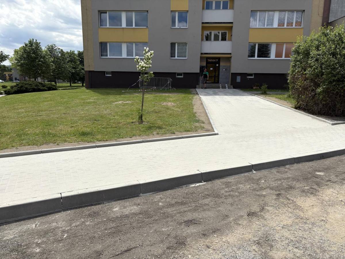 Naši zaměstnanci sběrného dvora včera dokončili první část opravy chodníku na ulici Nádražní 19 a dnes navazují další etapou oprav poškozených chodníků ve městě.