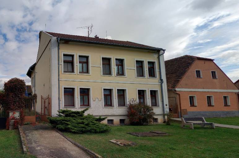Obec Potěhy nabízí k pronájmu volný byt v Domě s pečovatelskou službou v Potěhách č.p. 14, který je určen pro soběstačné seniory.  🏠 dispozice: 1+kk o výměře 19,2 m2, 2. nadzemní podlaží 👵 určeno pro soběstačné seniory 💰 nájemné: 4 000 Kč/ měsíčně ⚡ náklady na elektrickou energii si nájemce hradí samostatně 📍 Dům s pečovatelskou službou Potěhy č.p. 14  Zájemci o bližší informace nebo prohlídku bytu se mohou obrátit na Obecní úřad Potěhy, Potěhy č.p.60. tel.: 601 338 908 e-mail: oupotehy@tiscali.cz