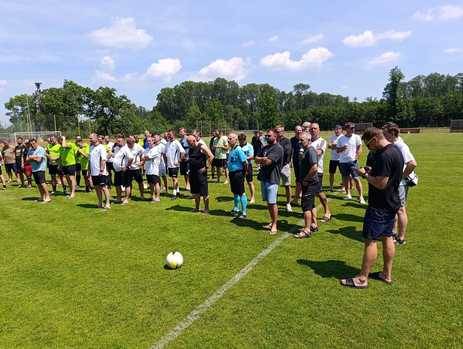 Po 18 letech opět na vrcholu!  V Týnci se v úmorném horku odehrál 48. ročník turnaje „Vinných mušek“. Uplynulý víkend v Týnci patřil tradičnímu fotbalovému svátku. V sobotu 20. června 2026 se na našem hřišti uskutečnil již 48. ročník oblíbeného turnaje Vinných mušek. Letošní ročník provázelo doslova tropické počasí – rtuť teploměru se šplhala vysoko nad 30 °C, což pro všechny aktéry na hřišti znamenalo extrémní zkoušku fyzické kondice. I přes toto úmorné horko však na turnaj dorazily týmy z celého okolí: sousední Kostice, Tvrdonice, Moravská Nová Ves a samozřejmě domácí Týnec.  Slavnostní výkop a dramatická cesta do finále. Turnaj byl oficiálně zahájen ve 13 hodin za účasti předsedy Tj Sokol Týnec Mgr. Petra Slámy a starostky obce Bc. Elišky Petrlové, kteří srdečně přivítali všechny hráče i fanoušky. Paní starostka se následně postarala také o čestný zahajovací výkop prvního utkání, ve kterém proti sobě nastoupil domácí Týnec a Moravská Nová Ves.   Zápas přinesl velký boj, ale žádnou branku, a tak o postupujícím musely rozhodnout penalty. V nich měli pevnější nervy domácí a postoupili do finále.  Ve druhém semifinálovém klání se střetly Tvrdonice s Kosticemi. Po těsné výhře 2:1 se z postupu radovaly Tvrdonice. Následný zápas o 3. místo lépe zvládla Moravská Nová Ves, která porazila Kostice 2:0 a odvezla si bronzové příčky.  Finálové drama se zlatou tečkou pro Týnec. Finálový zápas mezi Týncem a Tvrdonicemi nabídl divákům skvělou zápletku. Tvrdonice do utkání vstoupily lépe, rychle se ujaly vedení a v úvodu byly jasně lepším týmem na hřišti. Týnečtí se však v těžkých podmínkách dokázali zvednout, vytvořili si několik slibných šancí a ještě do poločasu srovnali skóre. Do druhé půle vstoupil Týnec jako vyměněný. Chytil správné tempo, ujal se vedení na 2:1. Klíčový moment zápasu přišel za právě za tohoto stavu, kdy soupeř kopal pokutový kop. Náš brankář však předvedl fantastický zákrok, penaltu chytil a udržel týmu psychickou výhodu. Následnou akcí naši hráči navýšili vedení na 3:1 a už úspěšně dotáhli až do závěrečného hvizdu!   Skvělé výkony naší svatyně nezůstaly bez odezvy – náš gólman byl zcela zaslouženě vyhodnocen jako nejlepší brankář celého turnaje!  Konečné pořadí turnaje.  místo - Týnec místo - Tvrdonice místo - Moravská Nová Ves místo - Kostice    Velké poděkování a klobouk dolů před všemi! Obrovská gratulace letí našim „Muškám“, kterým se podařil husarský kousek – po dlouhých 18 letech vybojovaly pro Týnec celkové prvenství! Poděkování a uznání však patří všem zúčastněným týmům za férovou hru a neuvěřitelné výkony v tak náročném počasí. Největším vítězstvím pro všechny je, že se v tom úmorném vedru nikomu nic nestalo a turnaj proběhl bezpečně a v naprostém pořádku. Tento úspěšný den by se ale neobešel bez těch, kteří stáli v pozadí i kolem hřiště. Rádi bychom vyjádřili hluboké uznání a obrovské poděkování:Našim fantastickým organizátorům a pomocníkům: Klobouk dolů před všemi, kteří v tomto tropickém pekle dobrovolně stáli u grilů, píp a stánků s občerstvením. Celý den se usmívali, kmitali a starali se o to, aby nikomu nechybělo chladivé pití a skvělé jídlo. Zvládli jste to na jedničku s hvězdičkou a bez vašeho nasazení by takto obrovská akce vůbec nemohla proběhnout! Našim nejmenším fotbalovým nadějím: Naši malí fotbalisté ukázali neskutečnou obětavost a vytrvalost. Celé odpoledne v tom největším žáru neúnavně běhali kolem hřiště a bleskově nosili a sbírali všechny zakopnuté míče, čímž udržovali zápasy v tempu. Byli jste naprosto skvělí, děkujeme! Úžasným divákům a fanouškům: Jste nejlepší! Navzdory úmornému vedru jste v hojném počtu zaplnili hlediště a vytvořili napro