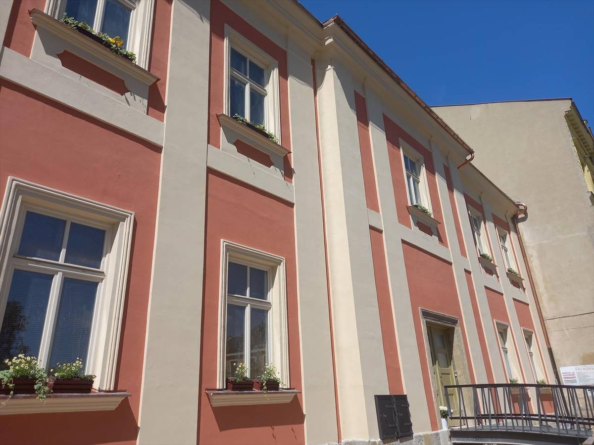 Fara v Poličce se pyšní novou fasádou, brzy se odkryje i krásná nová železná mříž a další část opraveného pláště této budovy.  Projekt obnovy vnějšího pláště a výměna střešní krytiny fary na náměstí B. Martinů probíhá již druhým rokem. Vloni fara získala novu střechu v hodnotě za více ...