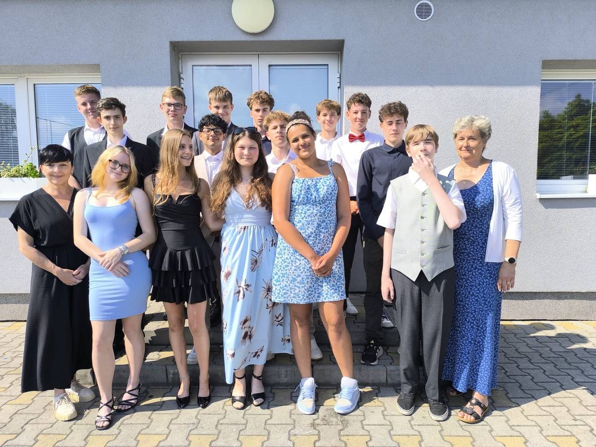 Dnes jsme měli tu čest popřát našim deváťákům, kteří absolvovali první stupeň základní školy v Markvartovicích hodně štěstí do nové životní etapy. Devět let uteklo jako voda a z dětí, které kdysi s velkými aktovkami poprvé usedly do lavic, vyrostli skvělí mladí lidé. Ještě jednou vám jménem celé obce přejeme, aby se vám na nových školách dařilo, abyste potkali skvělé učitele i kamarády a aby vás to, co děláte, především bavilo. Hodně štěstí, odvahy a úspěchů do nové životní etapy! ❤️Užijte si nejkrásnější prázdniny! ☀️🏖️