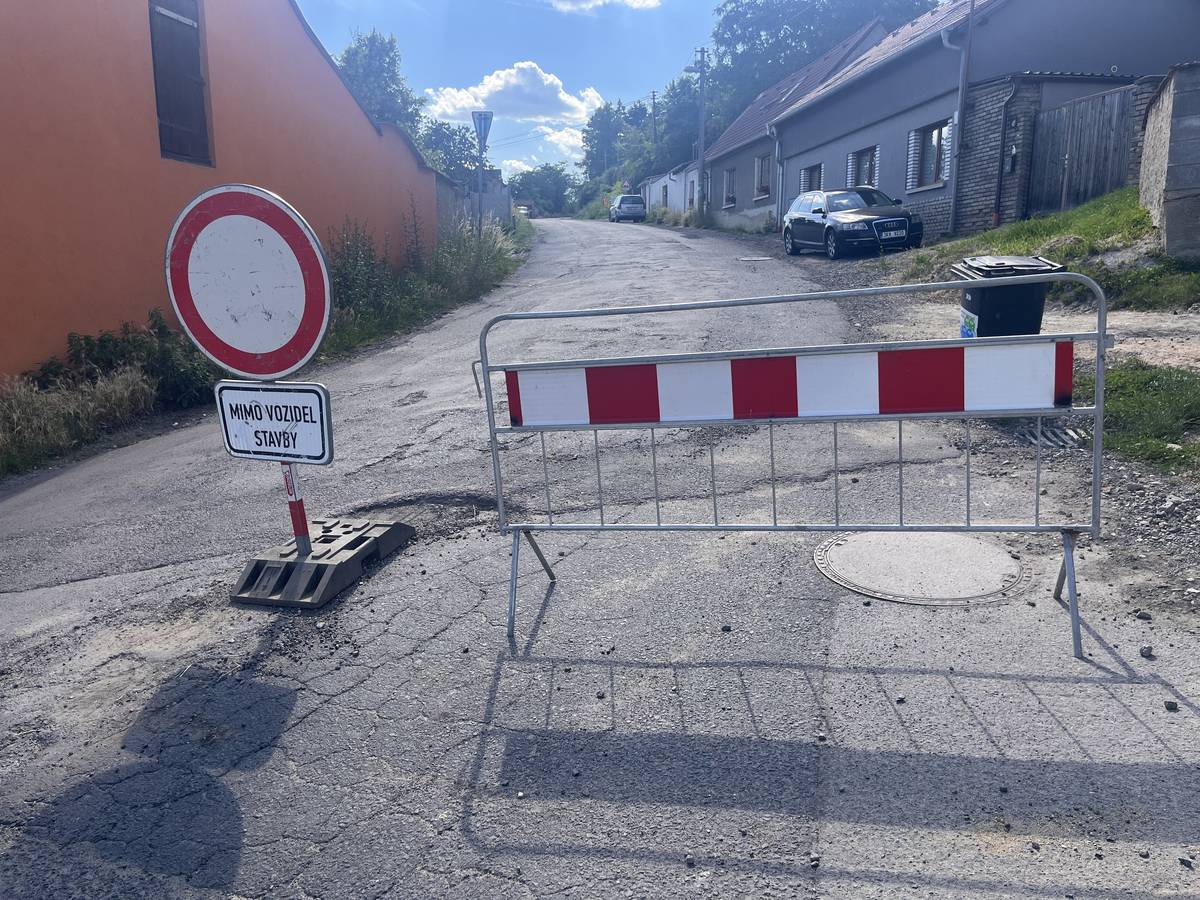 Vážení občané, včera proběhl další kontrolní den stavby, na kterém byl upřesněn harmonogram následujících prací na rekonstrukci silnice, výstavbě nového chodníku a veřejného osvětlení v úseku Pchery, Theodor – Brandýsek. Od pondělí 22. června 2026 budou stavební práce probíhat v plném rozsahu také na území obce Brandýsek. V souvislosti s tím bude silnice od křižovatky se Slánskou ulicí směrem na Pchery neprůjezdná. Rodiče dětí navštěvujících mateřskou školu upozorňujeme, že po dobu uzavírky nebude možné přijet ke školce od Pcherské ulice. Podle aktuálního harmonogramu by měl být úsek na území obce Brandýsek dokončen do konce letních prázdnin. Děkujeme vám za trpělivost, ohleduplnost a pochopení během probíhajících stavebních prací.