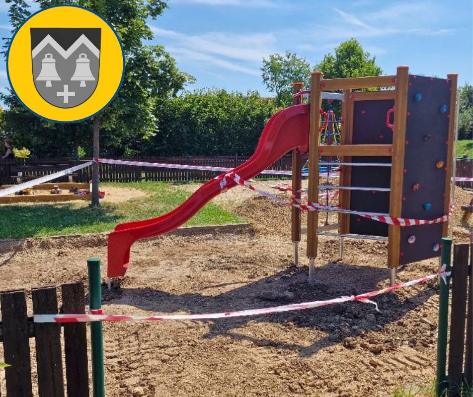 Prosíme rodiče i děti, aby nevstupovali na uzavřené hřiště Na Kopci a nepoužívali nově instalovaný herní prvek. Betonové základy budou ještě přibližně týden tvrdnout a zároveň není dokončena dopadová plocha. Vstup do ohrazeného prostoru může vést nejen k poškození nového herního prvku, ale především představuje riziko úrazu. Děkujeme za respektování tohoto omezení.