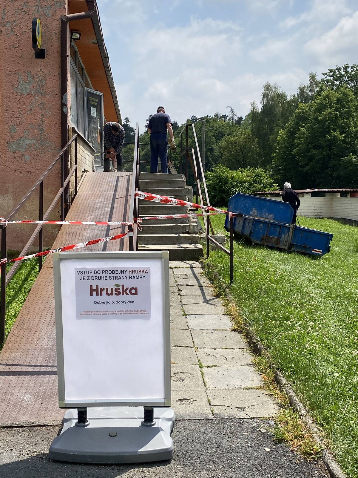 Vážení spoluobčané,  aktuálně byly zahájeny opravy betonového ochozu pro vstup do Hrušky, díky čemuž je vstup do prodejny možný pouze z druhé strany. Bezbariérový přístup a vstup s kočárky bude po celou dobu rekonstrukce omezen. Tyto omezení budou trvat přibližně do 20.7. 2026.  Pro vstup do prodejny využijte přístup z druhé strany rampy. Buď projděte po trávníku podél rampy, nebo po chodníku z druhé strany budovy.