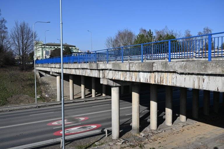 Upozorňujeme cestující, že výlukové linky MHD Hranice, které po dobu prací na mostě Tř. 1. máje zastavují v jednom směru u zastávky Pošta budou po nadcházející dny úplné uzavírky silnice I/47 kvůli bourání mostu, jezdit po Zborovské ulici. Nebudou tedy zastavovat u zastávky Pošta, ale na náhradní zastávce u Gymnázia.  Informace dopravce bude rovněž vyvěšena na dotčené zastávce Pošta.