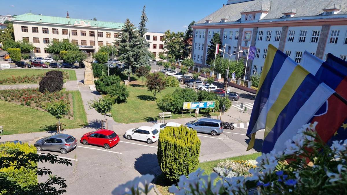 V súvislosti s preventívnou kampaňou Ministerstva vnútra SR „Na vlastnej koži“ bude od pondelka 22. júna 2026 obmedzený vstup a parkovanie na Námestí SNP pred Mestským úradom Piešťany. Obmedzenia potrvajú do utorkového popoludnia.