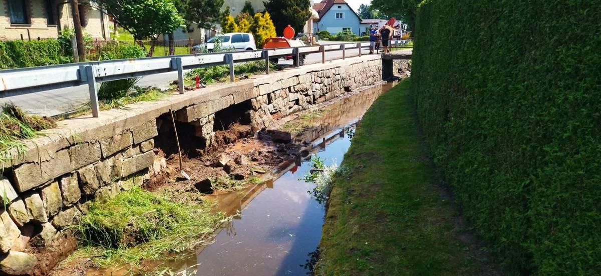 Od pondělí 22.6. do 15.7. 2026 bude probíhat oprava opěrné zdi u potoka před Podfarou.  Žádáme občany, aby byli při projíždění tímto místem obezřetní, opatrní a předvídali stavební ruch a pohyb osob.  Podél silnice a na mostě bude zvýšený výskyt techniky, dělníků a bude se zde skladovat materiál, čímž se výrazně sníží možnost parkování před místním obchodem. Děkujeme občanům, že tuto situaci i v prázdninovém termínu zvládneme.
