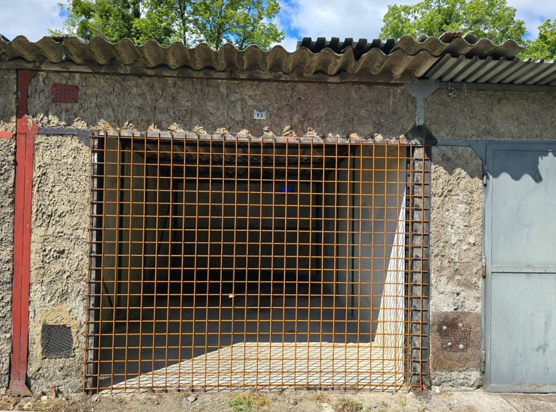 Městský obvod Poruba nabízí k pronájmu garáž na ulici Skautská. 📐 Podlahová plocha: 16 m² ⚠️ Technický stav je špatný – garáž vyžaduje opravy ze strany nájemce, proto je nabízena za nižší minimální nájemné. 📅 Nabídky je možné podat do 30. 6. 2026 do 9 hodin na podatelnu ÚMOb Poruba na Klimkovické ulici. ℹ️ Více informací: https://1url.cz/qeTtu