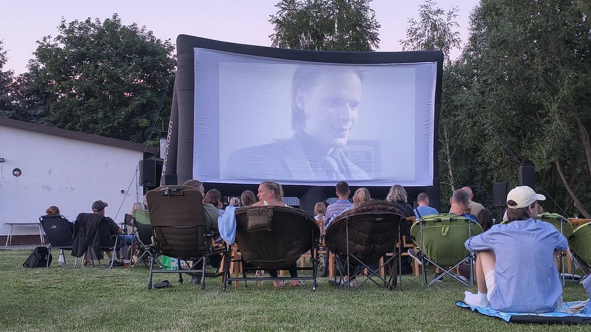 31. července se na pozemku rybářů u Velké Obůrky bude konat Letní kino. První Letní kino se konalo 19. června a promítal se film Bobule. Na 31. července mají diváci možnost ovlivnit, jaký film se bude promítat. Jednak mohli hlasovat diváci přímo na místě, jednak se do středeční půlnoci 24. 6. může zapojit každý. V naší aplikaci Munipolis jsme připravili první anketu, prostřednictvím které nám můžete dát vědět, jaký film byste si přáli vidět. Na výběr je z těchto filmů: Okresní přebor, Samotáři, Forrest Gump, Pupendo a Vratné lahve. Před hlasováním si od vás Munipolis vyžádá telefonní číslo, do telefonu vám pak přijde kód, který zadáte a pak vás aplikace pustí do ankety. Děkujeme za každý hlas. Martin Mach, radní