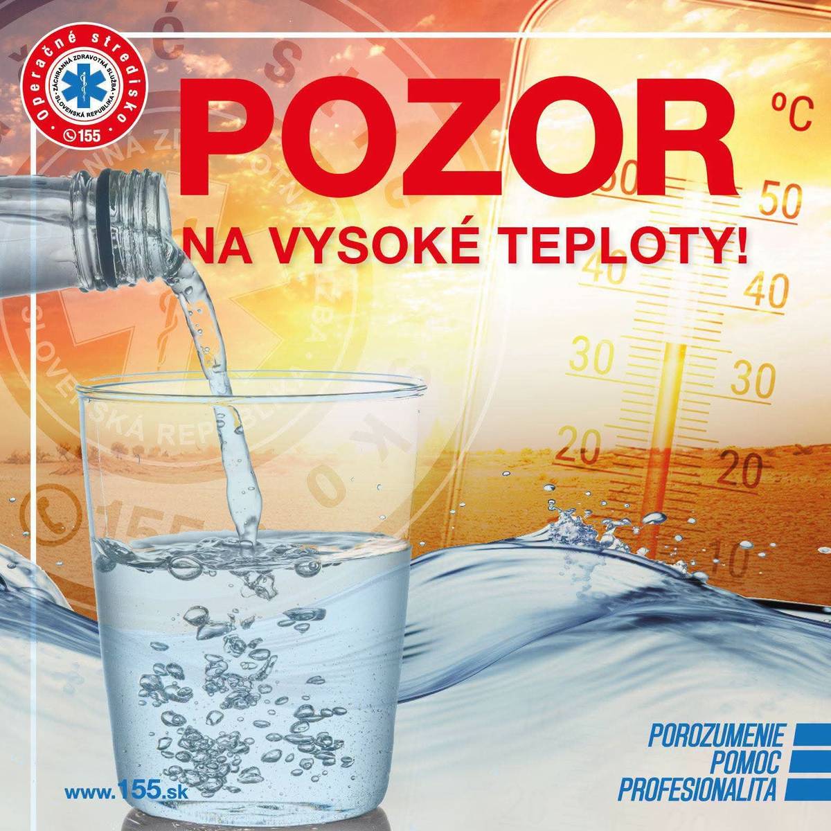 Pri vysokých vonkajších teplotách dodržiavajte:  💧 Pitný režim - Pravidelne pite: Vodu, minerálky alebo nesladené čaje.  Pite priebežne po menších dúškoch, aj keď necítite smäd. - Vyhnite sa extrémom: Nepite príliš ľadové nápoje, aby ste nespôsobili teplotný šok žalúdku. Obmedzte alkohol a kávu, ktoré dehydratujú. ☀️ Ochrana vonku - Obmedzte čas na slnku: Nevystavujte sa priamemu slnku medzi 10:00 a 16:00 hod. - Správne oblečenie: Noste vzdušné, ľahké a svetlé oblečenie z prírodných materiálov (napr. bavlna alebo ľan) a nezabúdajte na pokrývku hlavy a slnečné okuliare. - Používajte krémy: Natierajte sa opaľovacím krémom s vysokým ochranným faktorom (SPF). 🏠 Ochrana doma: - Vetrajte v noci: Otvárajte okná iba v noci a skoro ráno, kedy je vzduch najchladnejší. - Tieniace prvky: Cez deň zatiahnite žalúzie, rolety alebo závesy, aby ste zabránili prieniku slnečných lúčov.