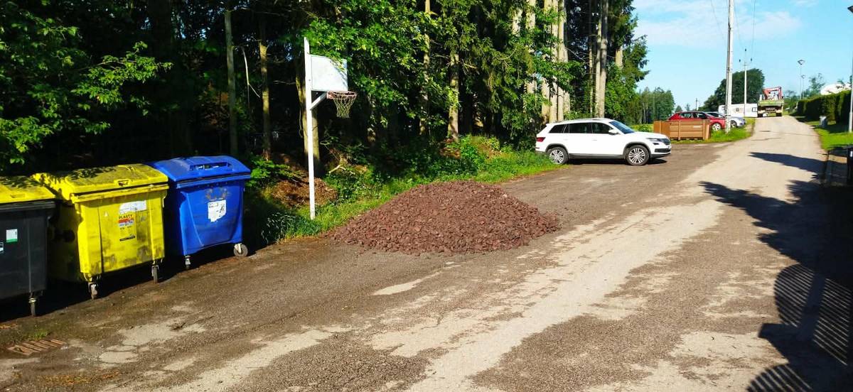 Žádáme občany, aby od pondělí 22.6.2026 až do odvolání neparkovali na prostranství nad smuteční síní (od kontejnerů na tříděný odpad až ke kontejneru na bioodpad). Tento prostor bude využit jako dočasná skládka kameniva, dlažby a ostatních materiálů v rámci rekonstrukce prostranství na hřbitově (chodníky, pěšiny) Děkujeme za pochopení.