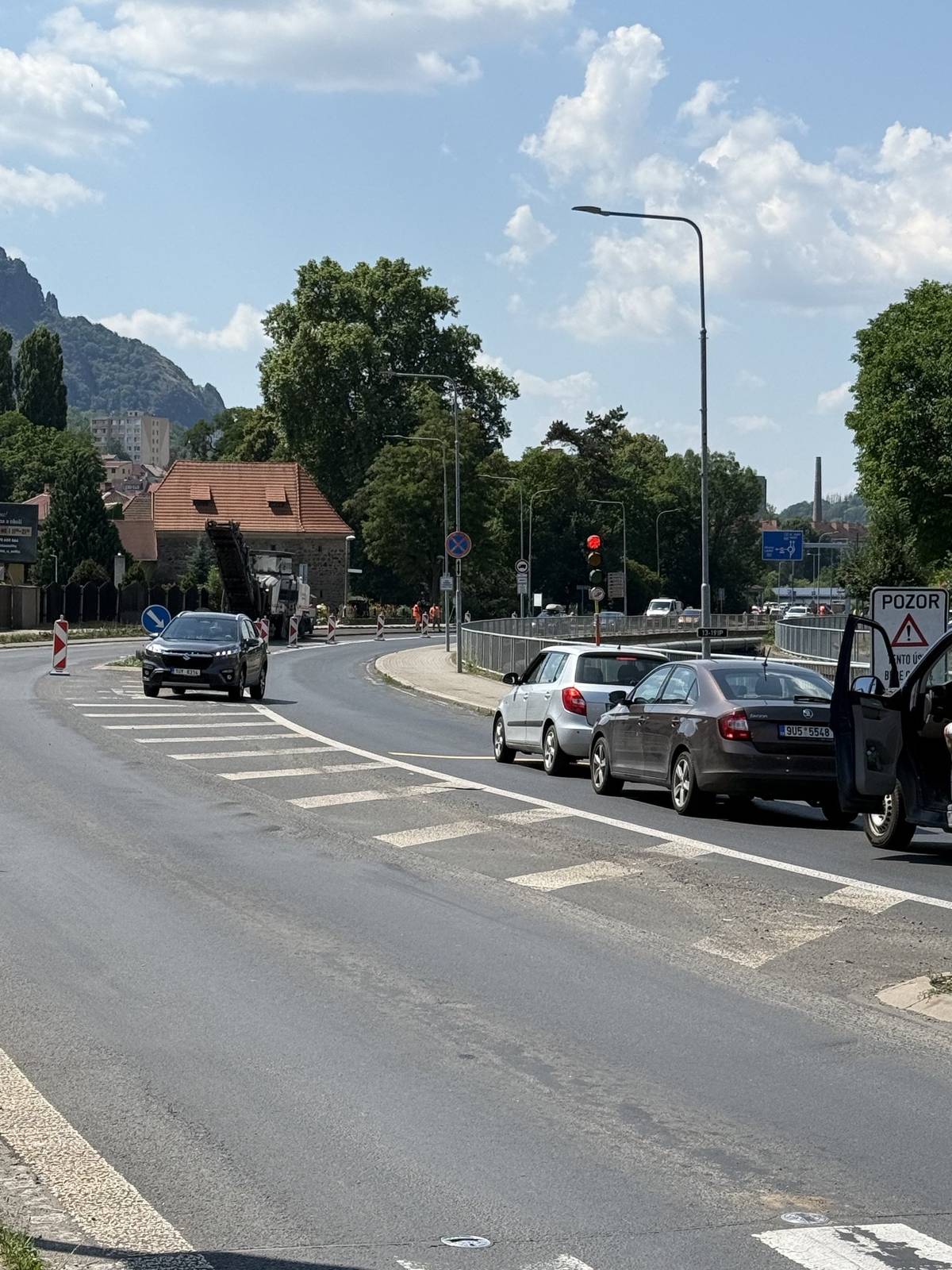 Vážení občané,     v neděli ráno zahájilo Ředitelství silnic a dálnic práce na rekonstrukci povrchu průtahu I/13 v Bílině. Přestože je víkend a provoz bývá výrazně nižší, už během dne se v okolí uzavírek začaly tvořit kolony a průjezd městem se výrazně zpomalil.     Od pondělí očekáváme ještě výrazně vyšší intenzitu dopravy. Proto prosíme všechny řidiče, aby zvážili, zda je nutné využít automobil, případně aby při cestách počítali s delším zdržením.     Pokud máte možnost, doporučujeme využít alternativní trasu přes Radovesickou výsypku nebo si na cestu vyhradit dostatečnou časovou rezervu.     Řidiče, kteří míří z Pražského Předměstí směrem na Most, zároveň prosíme, aby využili trasu přes Hrobčice a Chouč. Vyhnou se tak zbytečnému zajíždění do centra a pomohou omezit dopravní zatížení v ulici Seifertova, kde se již nyní tvoří kolony.     Děkujeme za trpělivost, ohleduplnost a respektování dopravního značení. Věříme, že společně období dopravních omezení zvládneme co nejlépe.
