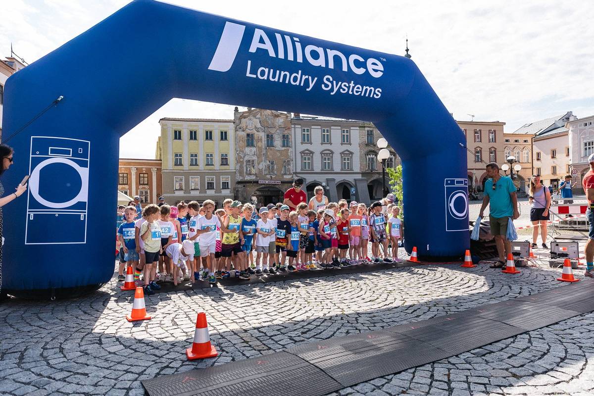 Historické centrum Příbora v sobotu ožilo sportem. Již šestý ročník Příborského běhu přilákal na start přibližně 444 běžců všech věkových kategorií a potvrdil, že se tato akce stala oblíbenou sportovní tradicí města. „Program závodního dne zahájily nejmenší děti narozené v letech 2022–2026, které běžely v doprovodu rodičů. V této kategorii nešlo o výsledné časy ani umístění, ale především o radost z pohybu, společně strávený čas a první sportovní zážitky. Každý malý účastník si v cíli převzal pamětní medaili,“ uvedla Věra Stupčuková z odboru kultury, sportu a cestovního ruchu. Po dětských bězích následoval hlavní závod kategorie Sport, do kterého se zapojili zkušení běžci i pravidelní účastníci běžeckých soutěží. O dvě minuty později odstartovala kategorie Hobby určená rekreačním sportovcům. Závěr programu tradičně patřil oblíbeným štafetám, které letos zaznamenaly rekordní účast. Na start se postavilo neuvěřitelných 14 čtyřčlenných týmů, které vytvořily skvělou atmosféru a nabídly divákům napínavé sportovní souboje. Letošní ročník navíc provázelo téměř tropické počasí. Přes vysoké teploty a náročné podmínky na trati předvedli všichni účastníci obdivuhodné výkony. Závodníci se s horkem statečně vypořádali a zaslouží si velký obdiv a pomyslný klobouk dolů. Ve všech hodnocených kategoriích byli oceněni nejlepší závodníci a závodnice, kteří si převzali věcné ceny. Pamětní účastnickou medaili si odnesl každý, kdo proběhl cílem. Celým dnem provázel moderátor Marian Žárský, který se postaral o příjemnou a energickou atmosféru. Návštěvníci si mohli užít také bohatý doprovodný program zahrnující sportovní ukázky florbalového družstva, skákací hrad pro děti, sportovní interaktivní arénu, malování na obličej a Junácký stánek. K dispozici bylo rovněž občerstvení, káva, pivo, limonáda, perníčky i zdravotnické zabezpečení akce. „Významný podíl na úspěšném průběhu závodu měli příborští Junáci, kteří zajišťovali občerstvovací stanici a podíleli se na přípravě a značení běžecké trasy. Poděkování patří také Technickým službám města Příbora a Městské policii Příbor za pomoc při organizaci, zabezpečení tratě a koordinaci dopravy,“ doplnila Věra Stupčuková. Velké poděkování náleží rovněž všem partnerům, sponzorům, dobrovolníkům a organizátorům, kteří se na přípravě akce podíleli. Díky jejich podpoře mohl být Příborský běh opět uspořádán v kvalitním zázemí a přátelské atmosféře. „Příborský běh není jen sportovní událostí, ale také setkáním lidí všech generací. Těší nás, že každoročně přitahuje stovky účastníků a vytváří v našem městě výjimečnou atmosféru plnou pohybu, radosti a  vzájemné podpory,“ uvedl Jan Malík, starosta města Příbora. Děkujeme všem závodníkům, divákům i organizátorům za vytvoření skvělé atmosféry a těšíme se na další ročník této oblíbené sportovní akce. Foto: Martin Jaroš Fotogalerie: https://jarosmartin.cz/priborsky-beh-2026