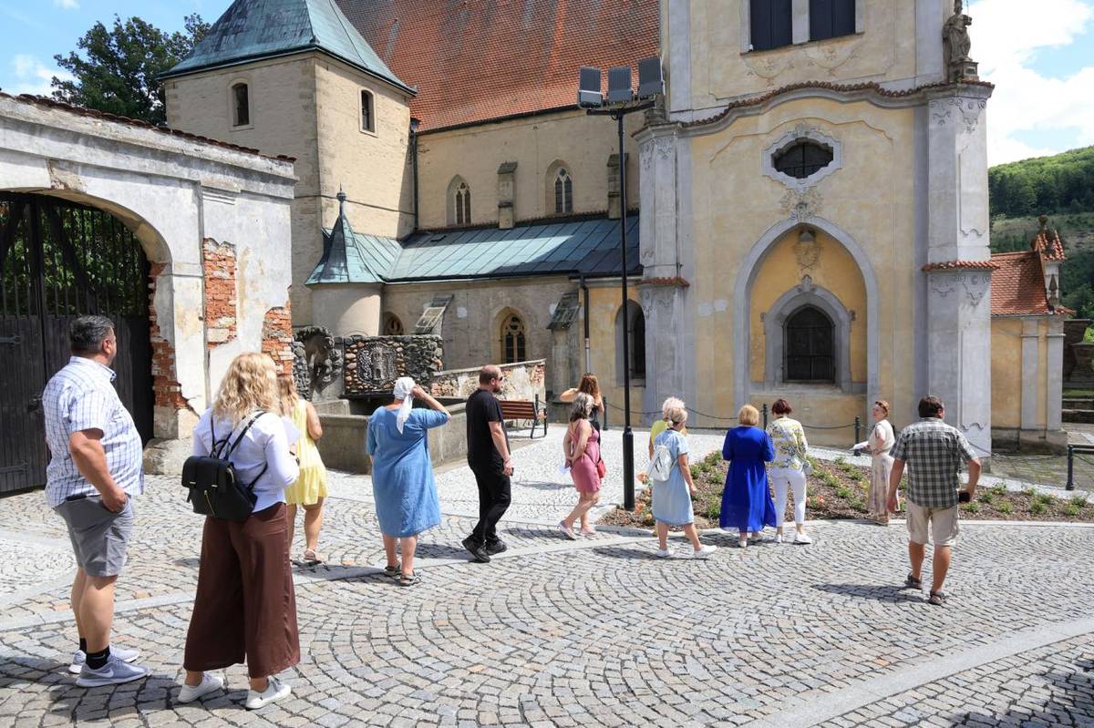Ve čtvrtek 18. května jsme přivítali v našem městě hodnotící komisi soutěže Vesnice roku 2026. Soutěž každoročně vyhlašuje Ministerstvo pro místní rozvoj spolu s jednotlivými kraji ČR a jejím cílem je povzbudit obce a  menší města do 7.500 obyvatel k aktivní účasti občanů na rozvoji jejich domova.