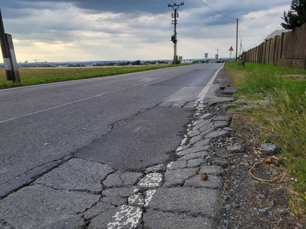 Krajská správa a údržba silnic má připraven projekt na opětovnou opravu silnice z obce směr Čestlice. Jedná se o opravu vyvolanou velmi špatným stavem nejen v části u střelnice, ale celkový problém s nezpevněnými krajnicemi.   Realizace: do konce srpna 2026