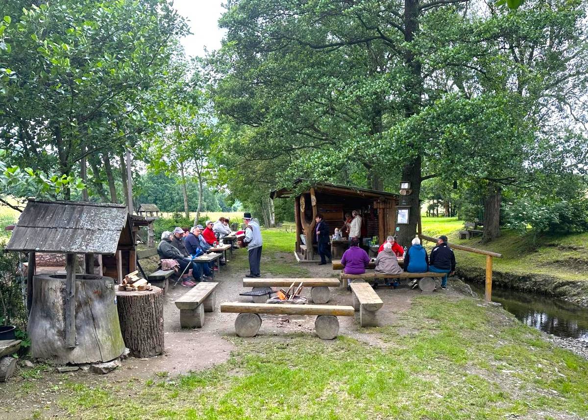 V pondělí 15. června 2026 v 15:00 hodin se asi 30 členů našeho Klubu seniorů sešlo U Studánky na Svinném potoce k tradičnímu opékání špekáčků. K poslechu nám přijel zahrát na harmoniku pan Luděk Paluzga ze Slezských Rudoltic. Někteří z nás si s ním s chutí zazpívali.