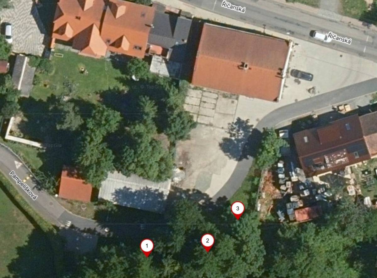 Prosíme občany o spolupráci při úklidu následků bouřky:  Dočasně nevhazujte větve do velkoobjemových BIO kontejnerů. Ty jsou určeny pouze pro běžný zahradní odpad (tráva, listí, drobné větvičky, štěpka). Toto pravidlo platí celoročně, nyní je to formou zákazu. Zeleň, tj. větve a další dřevní hmotu ze svých zahrad a pozemků si řeší každý vlastník sám. Obec neuklízí soukromé pozemky ani odpad z nich. Využít můžete služeb odborných firem. Uvádíme kontakt na místní prověřenou firmu pana Havrdy: 734 880 880.  Obec dočasně určila místo pro ukládání velkých větví, které nelze dát do kontejnerů. Jedná se o travnaté prostranství u cyklostezky za plechovou halou u budovy č. p. 12: https://mapy.com/s/decubodena Sem můžete velké větve přivézt. Větve zde budou následně seštěpkovány. Nedávejte větve na zámkovou dlažbu, tj. na stanoviště pro BIO kontejner! Nevytvářejte prosím hromady větví mimo toto místo (u silnic, v příkopech ani u kontejnerů), nikdo je neodveze.  Děkujeme za spolupráci a ohleduplnost.
