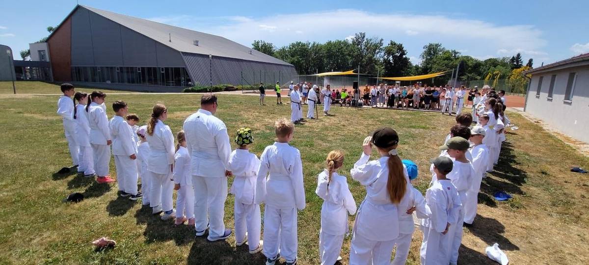 Uplynulý víkend bol pre Karate klub OSA v Malinove mimoriadne dôležitý a slávnostný. Mladí karatisti a karatistky zo seba vydali maximum počas skúšok na jednotlivé STV (stupne technickej vyspelosti), aby obhájili svoje nové opasky.