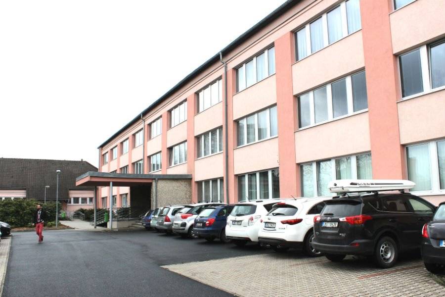 CHODOV (24. 6. 2026) - S příchodem letních prázdnin dochází tradičně k omezení provozu některých zdravotnických zařízení. Přinášíme přehled dovolených lékařů a zdravotnických pracovišť na poliklinice. Pacientům doporučujeme, aby si před plánovanou návštěvou ordinace ověřili aktuální ordinační dobu nebo případné změny přímo u svého lékaře. V případě akutních zdravotních potíží se obracejte na zastupující ordinace nebo příslušná zdravotnická zařízení.                         Odbornost   Lékař / pracoviště   Termín dovolené   Zástup     Gynekologie   MUDr. Jan Duda   1. 7. – 12. 7.; 15. 7. – 16. 7.   —     Interna   MUDr. Jan Šteinfeld   17. 8. – 4. 9.   —     Praktický lékař pro dospělé   MUDr. Veronika Nikol Valešová   7. 7. – 10. 7.; 17. 8. – 4. 9.   MUDr. Kamil Cháma     Dětský lékař   MUDr. Zuzana Boumová   13. 7. – 24. 7.; 10. 8. – 21. 8.   MUDr. Petr Štěřík     Dětský lékař   MUDr. Petr Štěřík   22. 6. – 3. 7.; 27. 7. – 7. 8.   MUDr. Zuzana Boumová     Laboratoř OKB   Eva Bělohlávková   7. 7. – 10. 7.; 10. 8. – 21. 8.   —