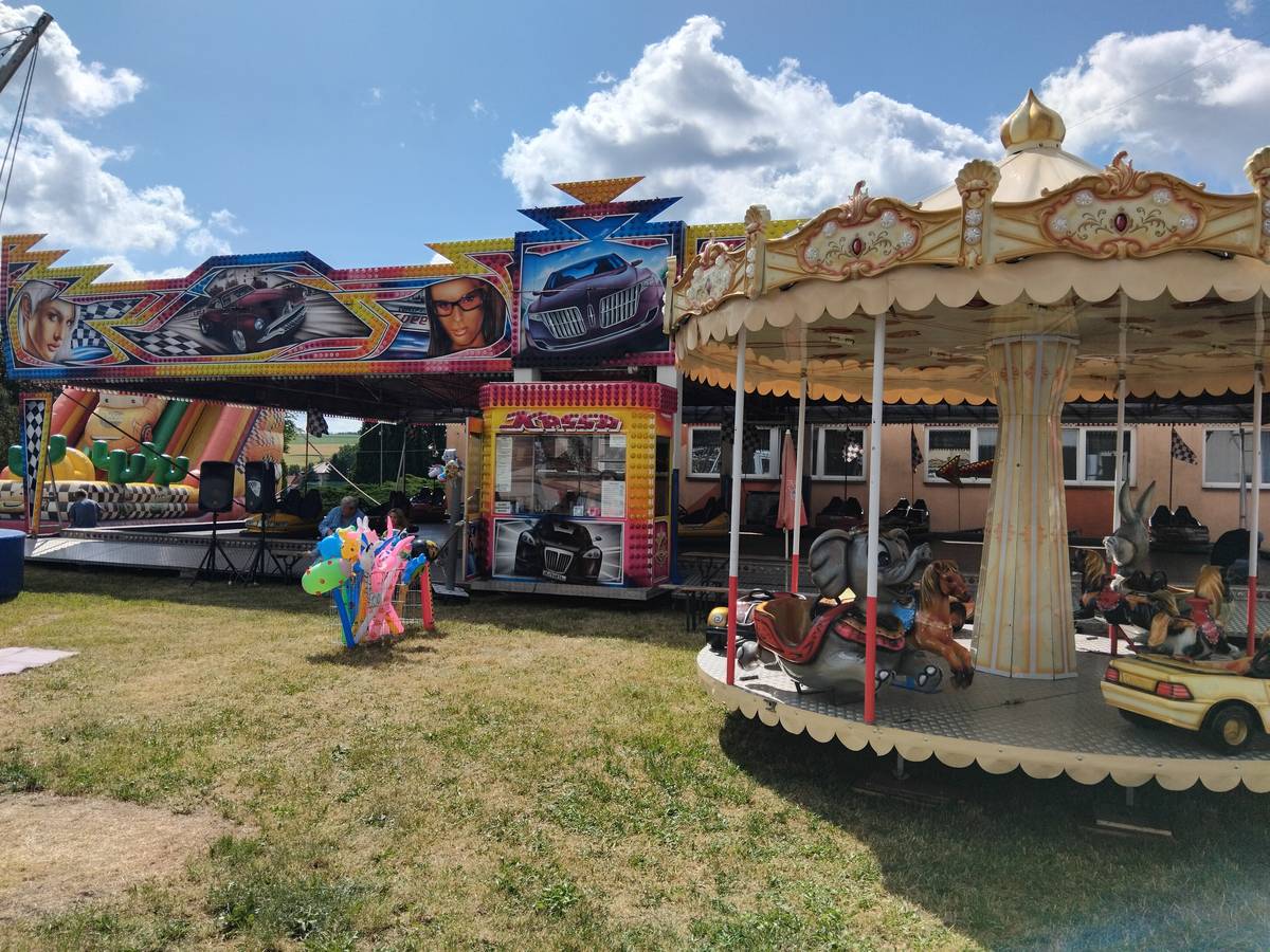 Dnešním odpolednem zahájil provoz pouťový lunapark v Dolních Kralovicích. Můžete se pobavit na vyhlídkovém kole, autodromu, lavici nebo proletět v létajících slonech. Nechybí ani skákací hrady, trampolína nebo kolotoč pro nejmenší!