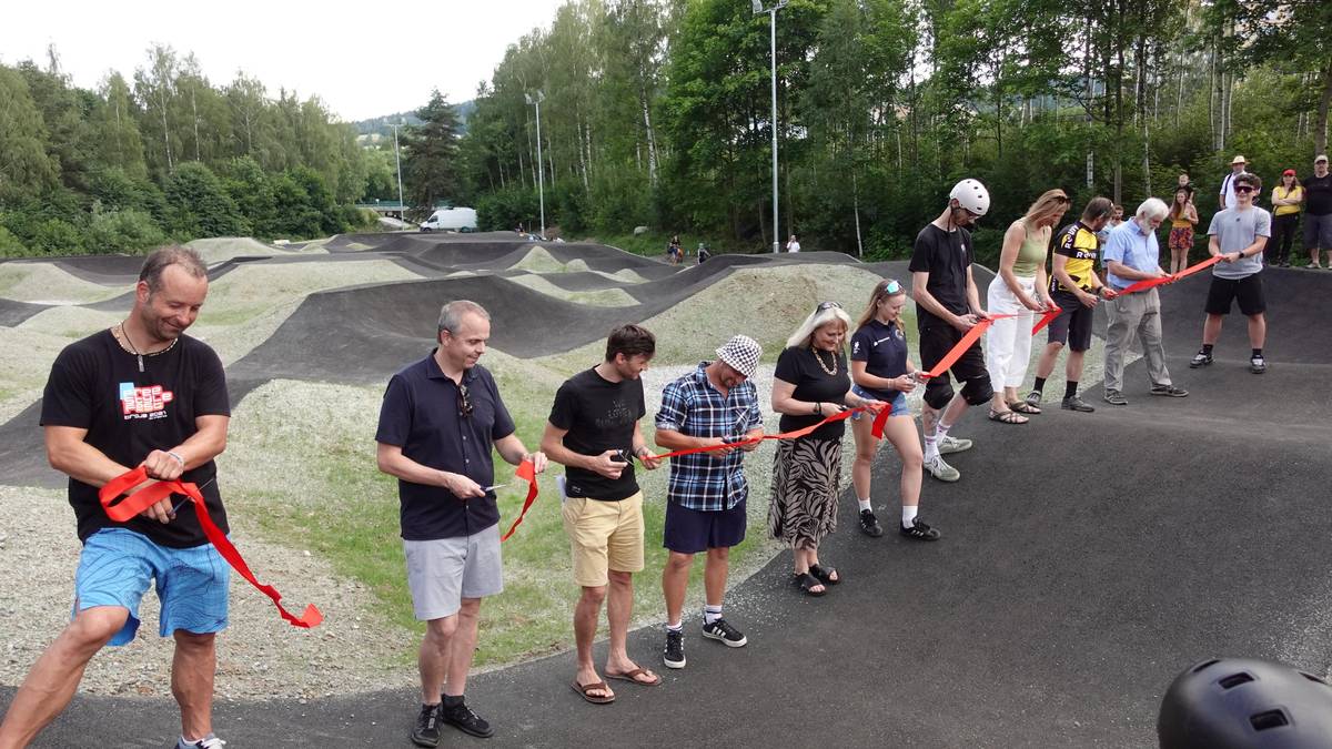 V úterý 23. června byl slavnostně otevřen nový pumptrack mezi Volyňkou a silnicí I/4. Za 11 milionů korun s DPH ho vlastním nákladem postavilo město, a to včetně přístupové komunikace od silnice I/4. Stavba byla zahájena loni v srpnu. „Na přípravě projektu se podíleli zástupci místních sportovních klubů, trenéři i sportovci, kterým bude nová dráha sloužit pro tréninky i pořádání soutěží. Bude sloužit i široké sportovní veřejnosti. V průběhu realizace projektu a modelování samotné dráhy docházelo k opakovanému testování správné modelace. Modelování dráhy dělala profesionální firma, která staví pumptracky v Čechách i v zahraničí. Byli jsme od trenérů i sportovců informováni, že jde o kvalitní dílo a že jsou s výsledkem spokojeni,“ uvedl místostarosta Zdeněk Kuncl. Stavbu provedla stavebné společnost FINAL KOM za spolupráce s firmou Jedemlesem, která se na pumptracky specializuje. Dráha je přístupná pro kola, koloběžky, skateboardy i kolečkové brusle a má tři okruhy různé obtížnosti o celkové délce 362 metrů. Povinná je helma.  Součástí volně přístupného areálu je malé parkoviště, přístřešek, lavičky, odpadkové koše, veřejné osvětlení i kamerový systém. Pumptrack provozuje jako jiná městská sportoviště společnosti Městské služby Vimperk.