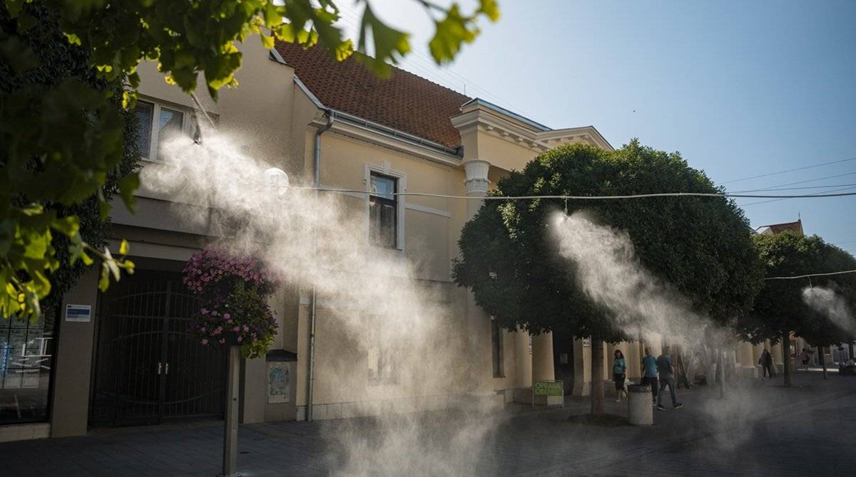 Čakajú nás horúce letné dni, ktoré predstavujú zvýšené riziko najmä pre deti, seniorov, tehotné ženy, osoby s chronickými ochoreniami a tiež pre domácich miláčikov.  Na webe mesta vám prinášame prehľad lokalít s pitnými fontánami, hmlovými tryskami a pochôdznymi i okrasnými fontánami, ktoré vám pomôžu osviežiť sa. Využiť môžete aj verejné hygienické zariadenia, kde si môžete do fľašky doplniť pitnú vodu. Pripomíname tiež niekoľko zásad na lepšie zvládnutie horúčav: Pite veľa tekutín  Uprednostňujte vodu, nesladené čaje alebo minerálky. Nepočkajte, kým pocítite smäd – pite priebežne počas dňa. Vyhýbajte sa alkoholu a sladeným nápojom.  Zdržiavajte sa v tieni alebo v chladnejších priestoroch  Ak nemusíte, nevychádzajte medzi 11.00 a 16.00, keď je slnko najsilnejšie. Zatvorte cez deň okná a zatiahnite závesy alebo žalúzie. V noci vetrajte naplno. V horúčavách plánujte aktivity na skoré ráno alebo podvečer.  Oblečte si ľahké a svetlé oblečenie  Používajte ľahké, priedušné materiály a pokrývku hlavy (klobúk, šatku, šiltovku). Nezabudnite na slnečné okuliare a opaľovací krém.  Ochladzujte sa cielene  Osprchujte sa vlažnou vodou, používajte vlhké utierky na šiju, zápästia alebo nohy. Priložte si studený obklad alebo navlhčený uterák.  Skontrolujte svojich blízkych a susedov, najmä seniorov a osoby so zdravotnými problémami. Upozornite ich na riziká a ponúknite pomoc s nákupom alebo vybavením vecí mimo domova. Nezabúdajte ani na zvieratá – zabezpečte tieň, dostatok vody a nevychádzajte so psami počas obedňajšej horúčavy. Nikdy nenechávajte deti ani zvieratá v zaparkovanom aute, ani na krátky čas! V prípade zdravotných ťažkostí, resp. pri príznakoch úpalu (závrat, nevoľnosť, slabosť, zvýšená teplota) volajte záchrannú službu na čísle 155. Pri menej závažných stavoch kontaktujte svojho všeobecného lekára. Zelenými opatreniami pre lepšiu mikroklímu v meste Dôležitými prvkami, ktoré zlepšujú lokálnu mikroklímu, sú vodné plochy. V Trnave nájdete napríklad viacero jazierok – na detskom ihrisku na Dolných Baštách, v Parku Janka Kráľa, na Agátke na sídlisku Družba či na Štrkoch. Okrem vodných prvkov na verejných priestoroch reaguje Mesto Trnava na zmenu klímy aj množstvom ďalších zelených opatrení, ktorými prináša do ulíc viac zelene, tieňa a života, zlepšuje hospodárenie s vodou a vytvára zdravšie a príjemnejšie prostredie pre všetkých obyvateľov. Prečítajte si viac o tom, ako zmierňujeme dopady klimatickej zmeny.
