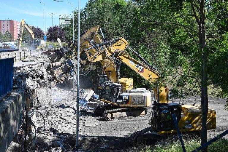 Od středy 24. června se bourá most na tř. 1. máje.  (video, fotogalerie) Tyto práce, kvůli kterým byla uzavřena i komunikace I/47 pod mostem, by měly být do čtvrtka 25. června hotové. V úterý 23. června byla zprovozněna lávka pro pěší vedle mostu, který byl pro dopravu uzavřen od 1. června.