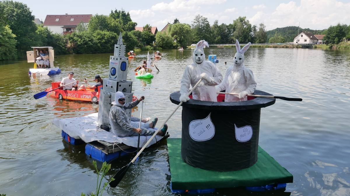 Tak jsme zase šplouchali! V tom pařáku byli všichni určitě rádi, že máme ve Vrčeni rybníkDíky za další vydařenou akci všem organizátorům - Spolku Vrčeň, zastupitelům obce, členkám kulturnímu výboru a dalším dobrovolníkům. A hlavně díky všem, kteří ve volném čase kreativně vyrábějí všelijaká plavidla.