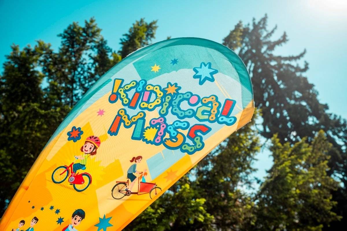 Ani horúce počasie neodradilo takmer 150 cyklistov, ktorí sa v nedeľu zapojili do tretieho ročníka detskej cyklojazdy Kidical Mass v Trnave.     Trasa mala približne 6 kilometrov. Spoločná jazda odštartovala na Námestí SNP a pokračovala okolo centra mesta cez Rybníkovú ulicu, Hlbokú a ulicu Bedřicha Smetanu až na pumptrack na Prednádraží.     V cieli deti čakali ďalšie aktivity, súťaž v maľovaní kriedami na chodník a precvičovanie cyklistických zručností. Nechýbala dobrá nálada, veľa detskej energie a radosť z jazdy.     Ďakujeme všetkým malým aj veľkým cyklistom, ktorí prišli a prispeli k príjemnej nedeľnej atmosfére.     Celý článok nájdete na webe mesta trnava.sk.