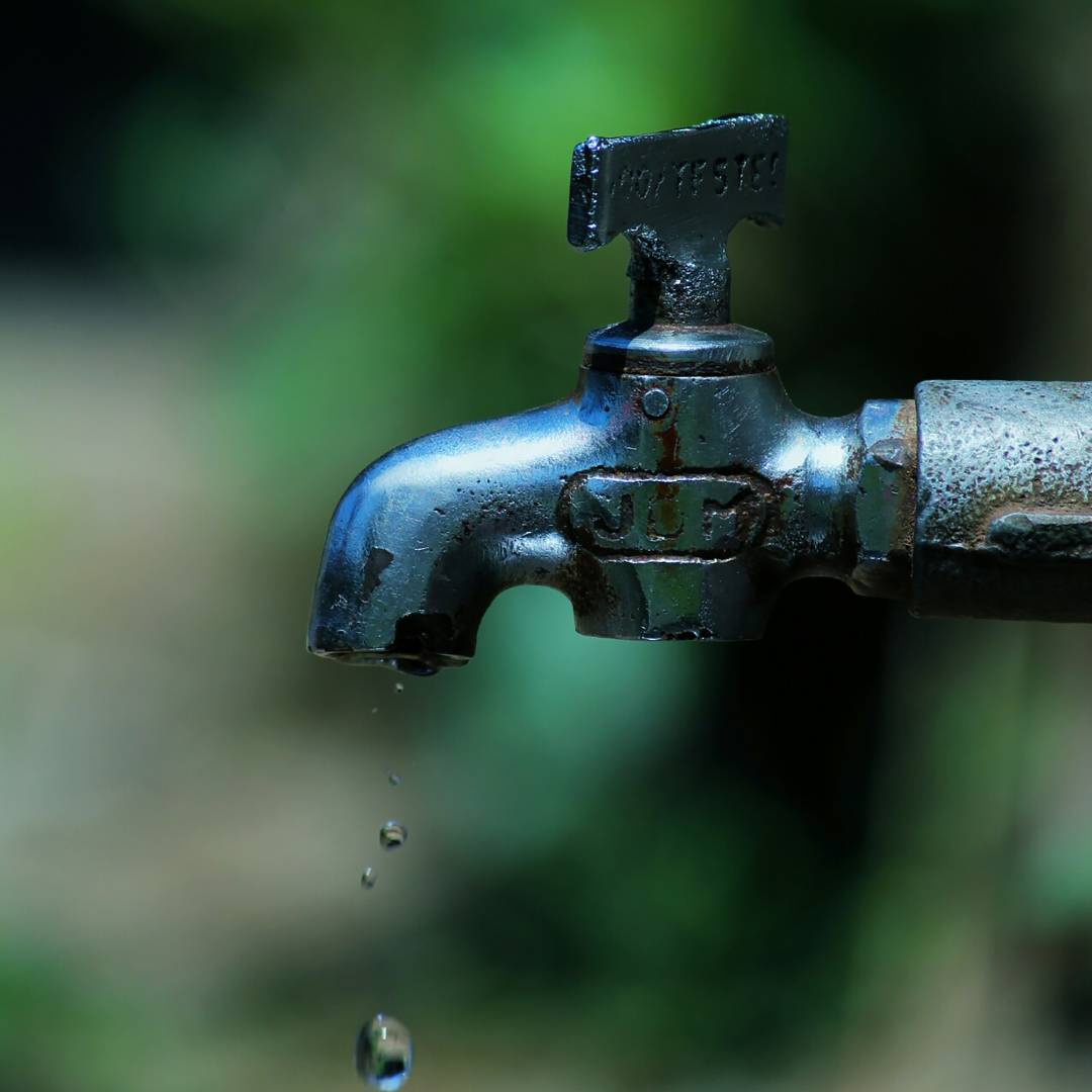 💧 Stredoslovenská vodárenská prevádzková spoločnosť, a. s., ako prevádzkovateľ verejného vodovodu v meste Prievidza, miestnych častiach Hradec, Malá Lehôtka a Veľká Lehôtka, oznamuje, že vplyvom nepriaznivých klimatických podmienok bol zaznamenaný pokles výdatnosti vodného zdroja, z ktorého je zabezpečovaná dodávka pitnej vody pre obyvateľov pripojených na verejný vodovod v v časti Veľká Lehôtka, Malá Lehôtka, Hradec. Zároveň StVPS, a.s. zaznamenala zvýšenú spotrebu pitnej vody z verejného vodovodu v danej lokalite. ❌ Z uvedených dôvodov StVPS, a.s. žiada občanov, aby pitnú vodu z verejného vodovodu odoberali výhradne na pitné a hygienické účely a v mesiacoch jún, júl a august 2026 sa zakazuje používanie pitnej vody z verejného vodovodu na iné účely.  🚱 Zákaz sa týka najmä:  polievania záhrad a trávnikov, umývania áut, napúšťania bazénov a podobne.  🚰 V prípade, že sa obmedzenia na odber vody z verejného vodovodu v danej lokalite nebudú dodržiavať, StVPS, a.s. bude nútená dodávku pitnej vody regulovať. ☑️ Zároveň StVPS, a.s. žiada občanov, aby si skontrolovali stav vodovodnej prípojky vo vodomernej šachte vo svojej domácnosti, aby sa zamedzilo prípadným únikom vody. 🙏 Ďakujeme za pochopenie.