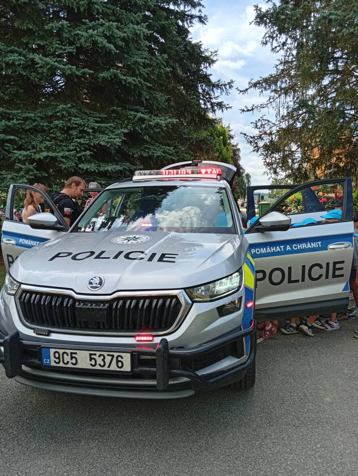 V pondělí 23. června 2026 přivítali v 3. mateřské škole vzácnou návštěvu – příslušníky Policie České republiky, kteří pro děti připravili dopoledne plné zajímavých zážitků, objevování a radosti.