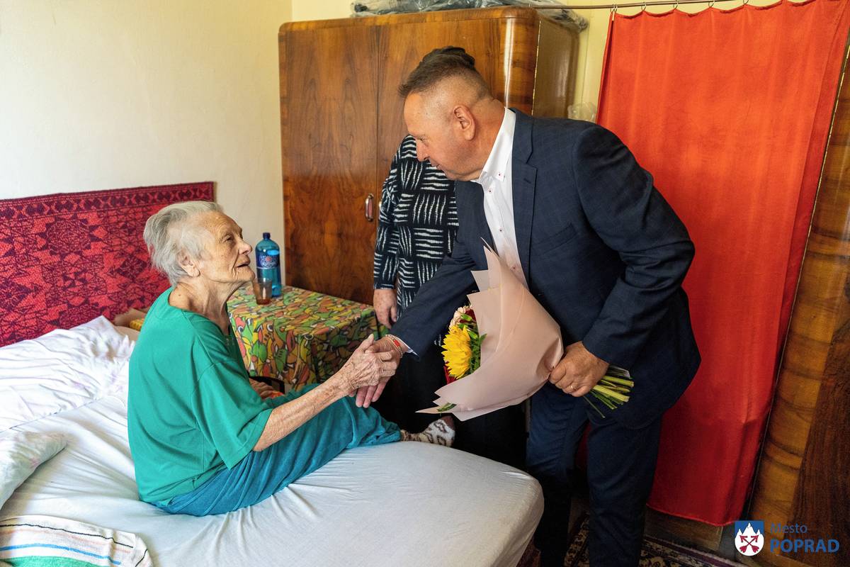 Primátor mesta Anton Danko dnes navštívil 100-ročnú babičku Alžbetu Chrenkovú v jej bydlisku v Továrenskej štvrti v Matejovciach. Zagratuloval jej k tomuto nádhernému životnému jubileu, ktoré oslávila v kruhu najbližších.   Alžbeta Chrenková, rodená Szabová sa narodila 6. júna 1926 v malebnej dedinke Borša. S budúcim manželom sa stretli na pohrebe v Matejovciach, kde sa prišla rozlúčiť so zosnulou kamarátovou manželkou. Pani Chrenková chodila štyri roky do dievčenskej meštianskej školy, kde vyučovali mníšky. Pracovala dva roky ako učiteľka v materskej škole, neskôr ako účtovníčka v Tatrasmalte a naposledy v banke v centre Popradu až do odchodu do dôchodku. Vychovala tri deti – Marcelu, Alžbetu a Ladislava.   O jej dlhý vek sa zaslúžila dobrá zdravotná starostlivosť, niekoľkokrát bola na liečení čo zlepšovalo jej zdravotný stav. Ako 70-ročná si na 30 rokov zaplatila hrobové miesto, aby nemali deti starosti.   „V priebehu jedného týždňa som mal možnosť zablahoželať až dvom storočným obyvateľom Popradu. Je to dôkaz toho, že Popradčanov v takomto požehnanom veku nám pribúda. Teší ma, že naše mesto sa pre nich stalo tým najlepším miestom pre život,“ povedal primátor Anton Danko.