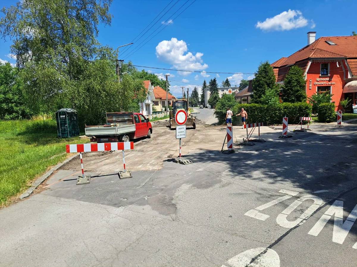 Vážení občania,   dnes 24. júna 2026, začala rekonštrukcia ulice Na Brázdach. Počas realizácie prác bude ulica od železničnej stanice neprejazdná. Obyvatelia sa však k svojim domovom dostanú obchádzkou cez ulice Cikkerovu a Gorkého. Ospravedlňujeme sa za dočasne zvýšenú hlučnosť, prašnosť a obmedzenia, ktoré stavebné práce prinesú. Veríme, že to spoločne zvládneme a výsledkom bude kvalitná, bezpečná a moderná komunikácia, ktorá bude slúžiť všetkým obyvateľom dlhé roky. Ďakujeme za trpezlivosť, ohľaduplnosť a pochopenie počas realizácie prác.