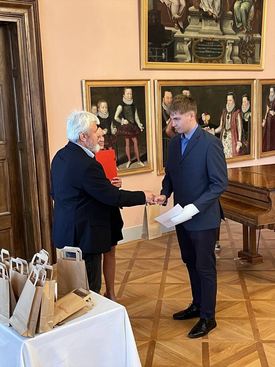 Stává se již tradicí, že poličská barokní radnice a její reprezentativní sál rodu Hohenemsů v červnu hostí nejlepší žáky našich základních škol a školy hudební. Gratulace, pamětní list města Polička a drobné dárky předával při třech setkáních místostarosta Pavel Štefka společně s pracovnicemi odboru školství.  Žáci ...
