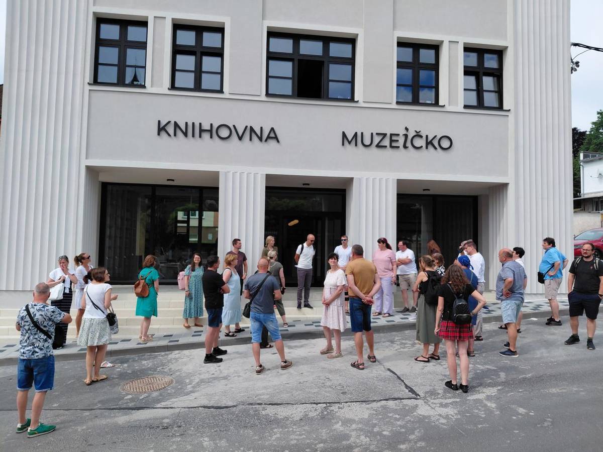 Město Hranice přivítalo účastníky Výjezdního semináře pro starosty a zástupce obcí Karlovarského kraje, který uspořádal Odbor regionálního rozvoje Karlovarského kraje. Seminář byl zaměřen na sdílení zkušeností a inspirativních příkladů z praxe.