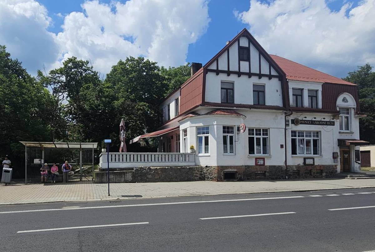 Od 25. června 2026 bude v ulici Tyršova zahájena oprava spočívající ve výměně zámkové dlažby u autobusové zastávky před restaurací Národní dům.