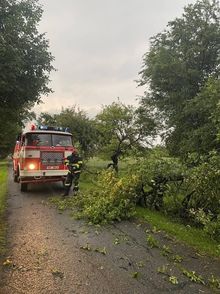 Naši hasiči JSDH Pátek 👨🚒 zasahovali po sobotní bouři v okolí soutoku Labe s Cidlinou, kde navečer odstraňovali několik polomů. 🌳 Dobrá práce, děkujeme! 👏