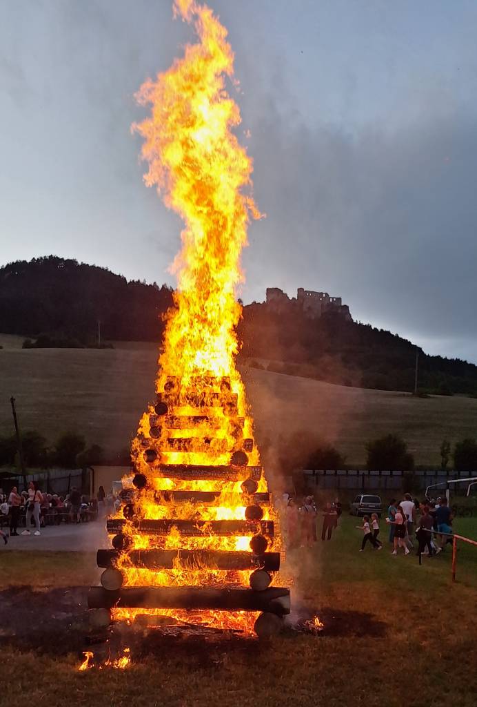 V sobotu Vás srdečne pozývame na tradičnú Jánsku vatru pod hradom.