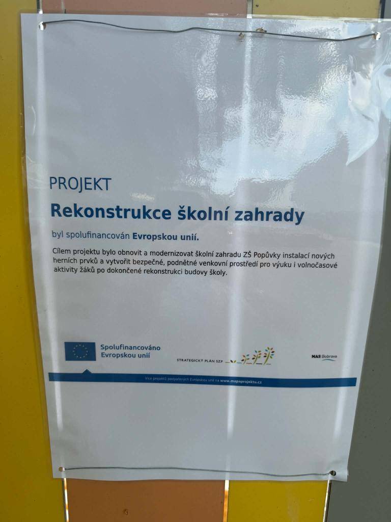 Tento projekt "Rekonstrukce školní zahrady" byl spolufinancován Evropskou unií.  Cílem projektu bylo obnovit a modernizovat školní zahradu ZŠ instalací nových herních prvků a vytvořit bezpečné, podnětné venkovní prostředí pro výuku i volnočasové aktivity žáků po dokončené rekonstrukci budovy školy