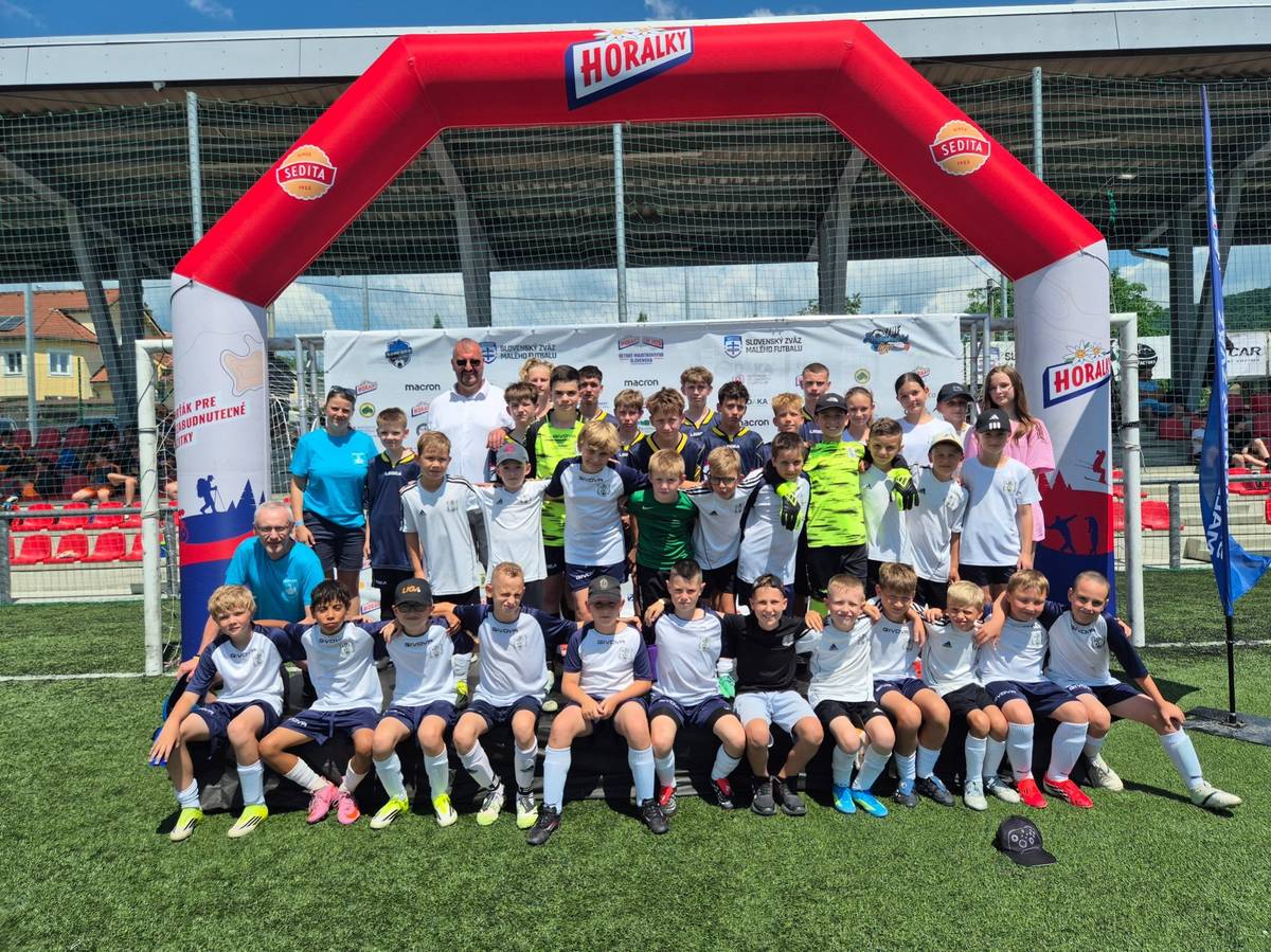 Dňa 19. júna sa naše tri družstvá zúčastnili finálového turnaja Horalky – Detská liga v malom futbale, ktorý predstavoval detské majstrovstvá Slovenska v malom futbale. Naši chlapci si zmerali sily s najlepšími tímami z celého Slovenska a počas celého turnaja predvádzali bojovné výkony, odhodlanie a tímového ducha.       Spolu s našimi hráčmi vycestovali aj ich najvernejší fanúšikovia – rodičia a rodinní príslušníci, ktorí vytvorili skvelú atmosféru a povzbudzovali našich chlapcov počas celého turnaja.       Najväčší úspech dosiahlo družstvo v kategórii U11, ktoré po výborných výkonoch obsadilo krásne 4. miesto.       Všetkým našim chlapcom patrí veľké poďakovanie za vzornú reprezentáciu školy, za ich bojovnosť, športové správanie a nasadenie v každom zápase.       Ďakujeme tiež všetkým rodičom a príbuzným, ktorí merali cestu až do Banskej Bystrice, aby svojou prítomnosťou a povzbudzovaním podporili našich futbalistov. Vaša podpora bola pre chlapcov veľkou motiváciou.       Osobitné poďakovanie patrí všetkým, ktorí nás podporili (finančne a materiálne)   - Cardioservice, s. r. o.   - p. primátorka Mgr. Terézia Kavuliaková, MBA   - TESCO Supermarket Leopoldov   - cukráreň - Sladký dvor    - mesto Leopoldov (tričká pre učiteľov a trénerov)   - Spolková Záhrada M&M   - p. Krajčovičová V.   - rod. Lukáčová